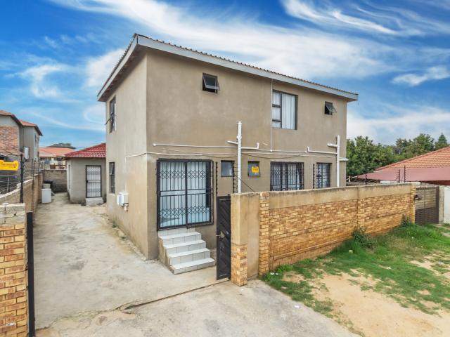 10 Bedroom House in Cosmo City