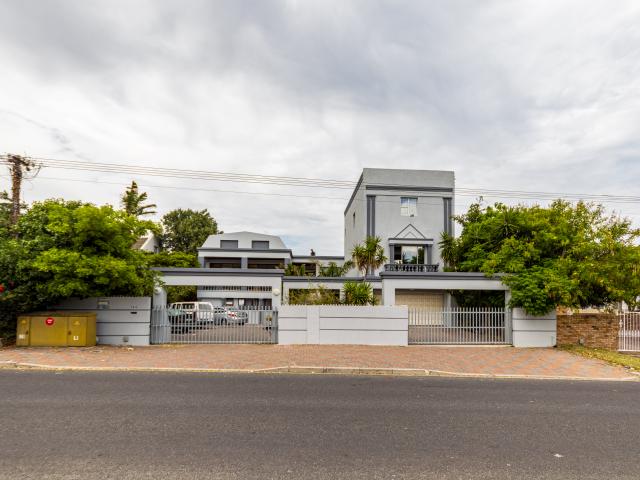 10 Bedroom House in Flamingo Vlei