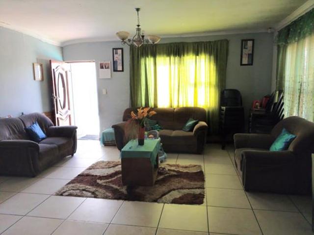 10 Bedroom House in Gaylee