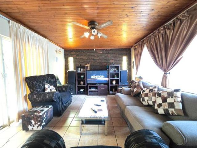 10 Bedroom House in Golf View