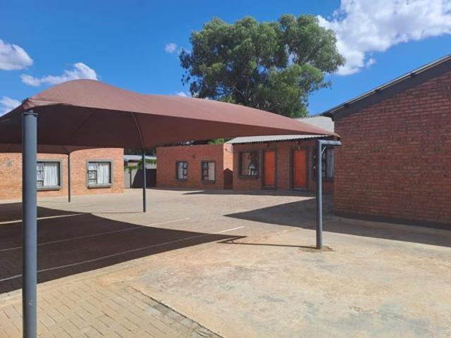 10 Bedroom House in Hilton
