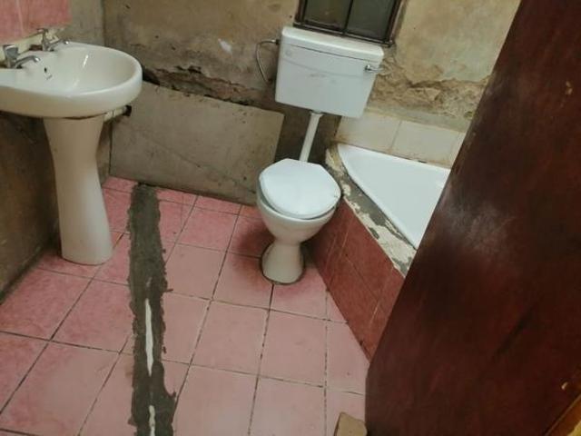 10 Bedroom House in Hlalanikahle