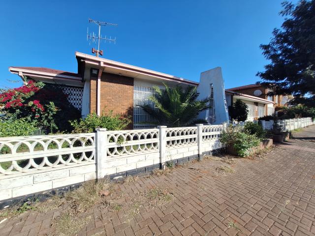 10 Bedroom House in Laudium