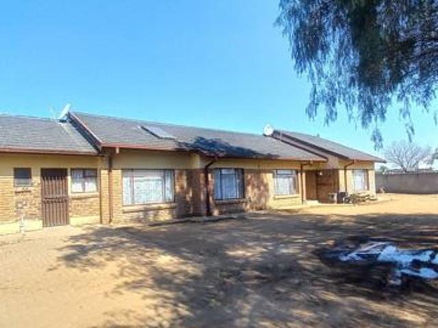 10 Bedroom House in Penina Park