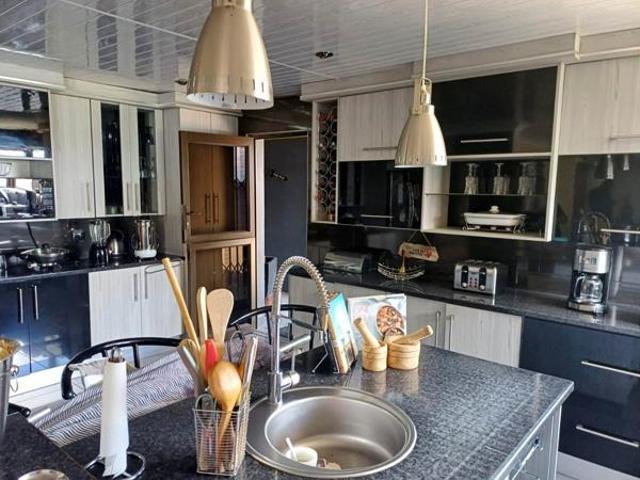 10 Bedroom House in Roodewal