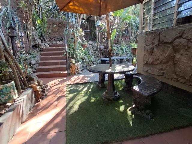 10 Bedroom House in Sea View