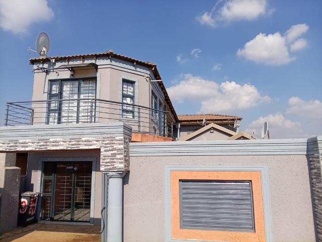 10 Bedroom House in Toekomsrus