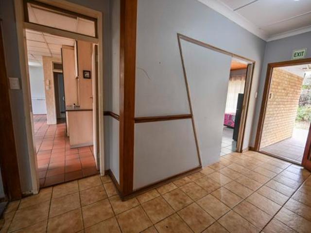 10 Bedroom House in Universitas