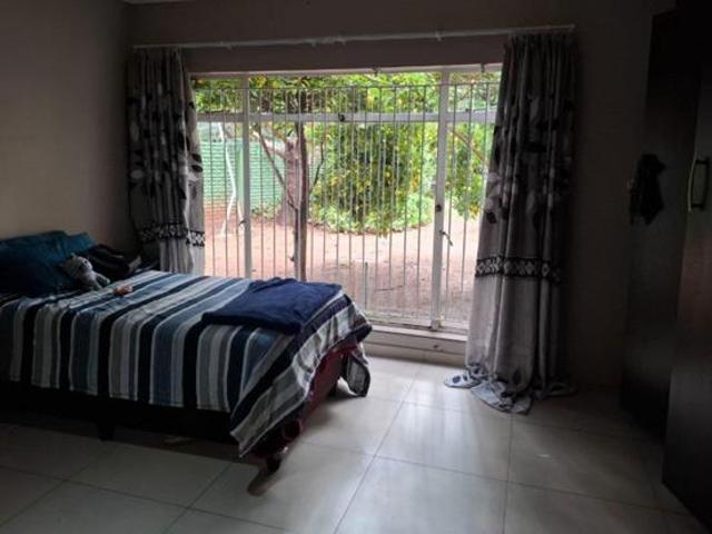 10 Bedroom House in Universitas