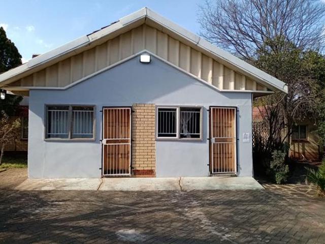 10 Bedroom House in Universitas