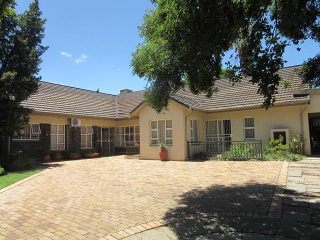 10 Bedroom House in Vryburg