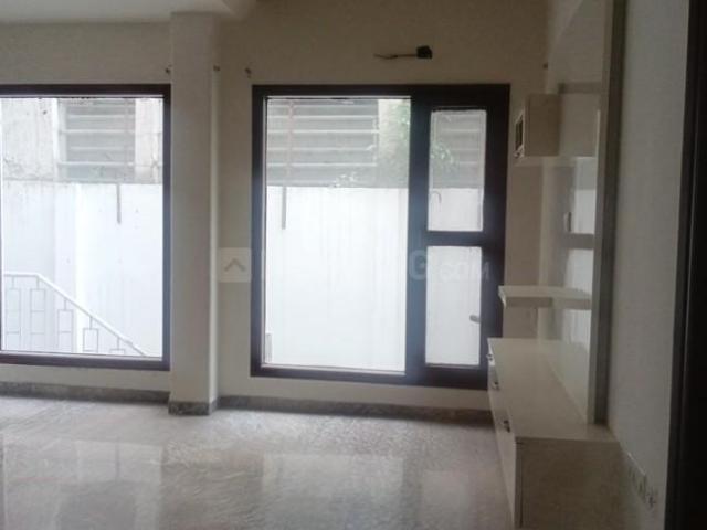 10 BHK Independent House in Sector 52 for rent Noida. The reference number is 20397992
