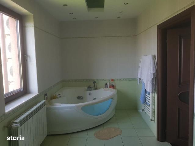 Vand vila duplex de lux 800 mp utili si 1130 mp teren langa lacul cern