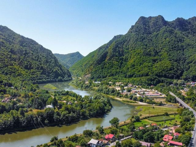 10+ Camere, casa de vanzare Valcea judet, Varatica 8909 •