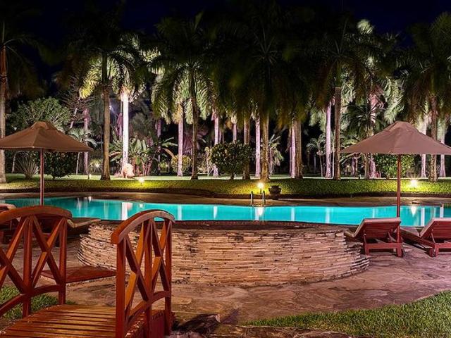 10 deluxe rooms Apartment with En Suite diani