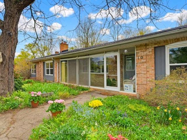 10 Huisman Lane, Hamilton, ON, L8N 2Z7 Luxury House for sale | Listing ID X13137 | Royal LePage Carriage Trade Luxury Properties