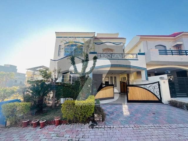 10 M With Basement Prime Location Owner Made House For Sale
