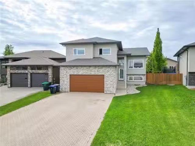 10 Maple Ridge Crescent, Brandon, MB, R7A 6P8 house for sale.