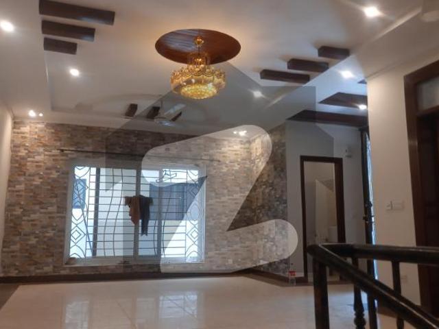 10 marla 4 bedroom house with basment hall for sale bahria town phase 8