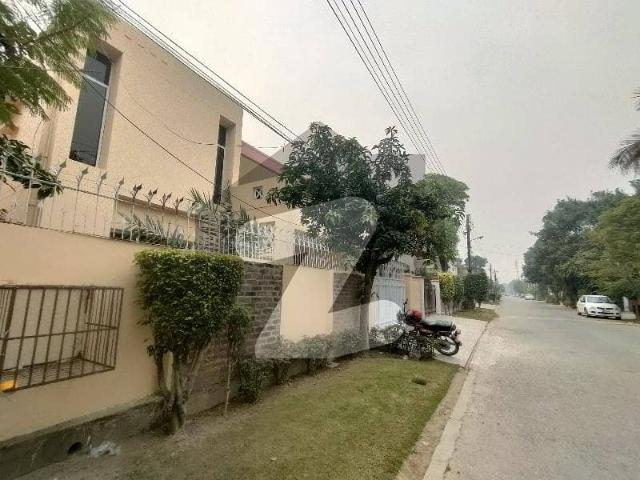 10 Marla 4 Bedroom's House Available For Rent in Askari 9 Lahore Cantt