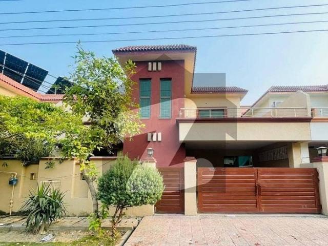 10 Marla 4 Bedrooms House Sector B Askari 11 Lahore For Sale Very Well Maintained