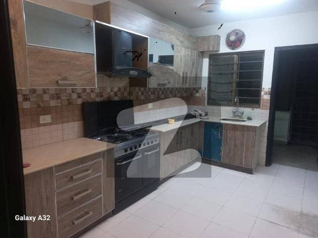 10 marla 3 bed flat available for rent with gas in askari 11