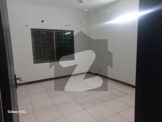 10 marla 3 bed flat available for rent with gas in askari 11