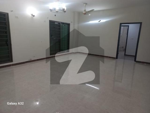 10 marla 3 bed flat available for rent with gas in askari 11 sector b