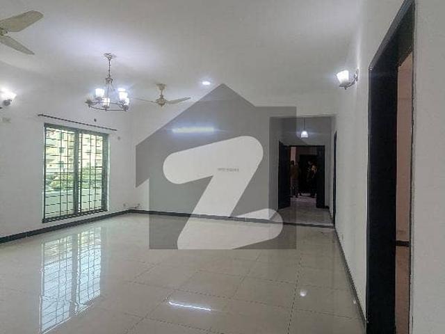 10 Marla 3 Bedroom Beautiful Apartment Available For Rent