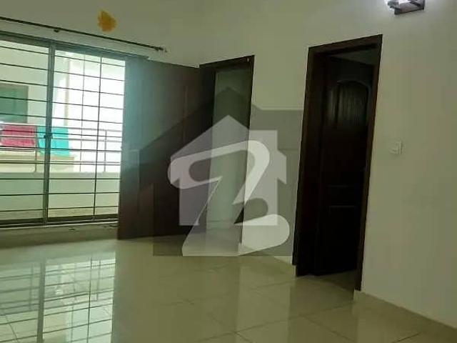 10 marla 3 bedroom flat availble for rent in askari 11 lahore