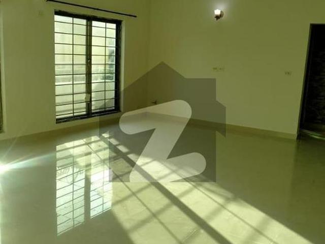10 marla 3 bedrooms apartment available for rent askari 11 sector b