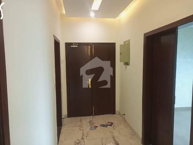 10 marla 3 bedrooms apartment available for sale
