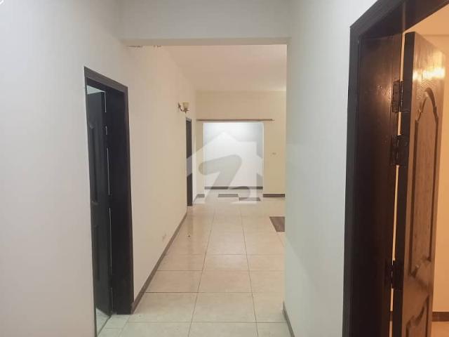 10 marla 3 bedrooms apartment available for sale
