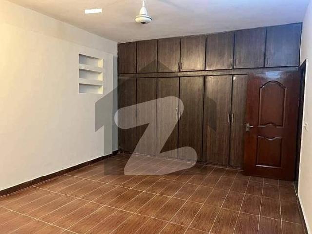 10 marla 3 bedrooms sd house available for rent