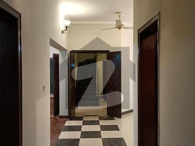 10 marla 3 bedrooms sd house available for rent