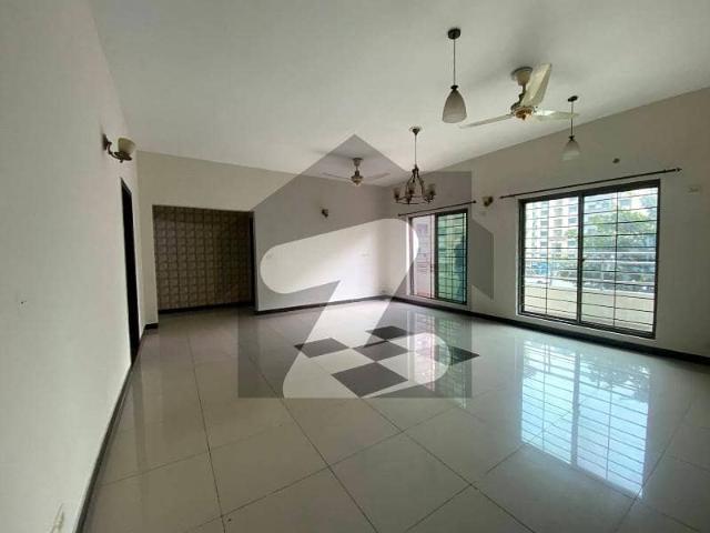 10 Marla 3 Bedrooms Shed Parking Flat Available For Sale