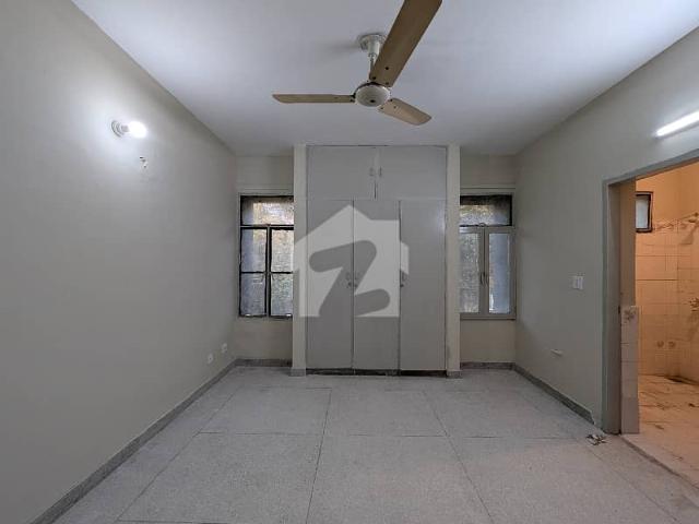 10 Marla 3 Bedroom'S 1st Floor | 1992 Model | Family Flat Available For Sale In Askari 1 Lahore Cantt