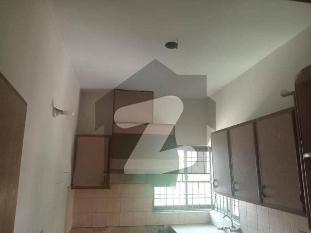 10 marla used corner house for sale