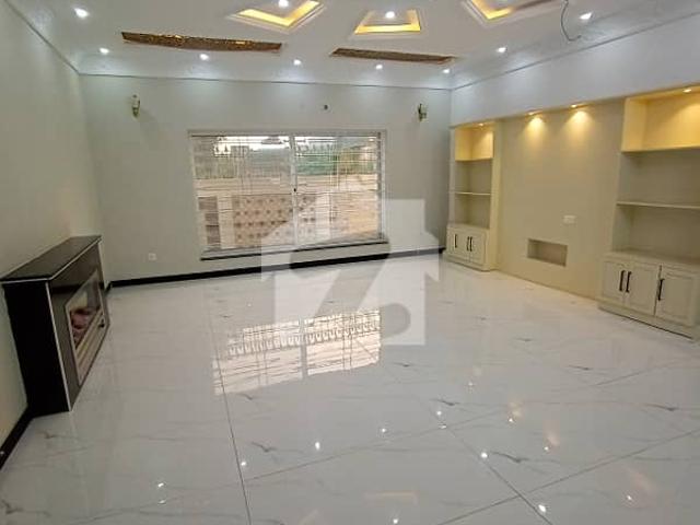 10 Marla Used House Available For Sale
