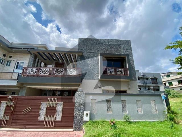 10 Marla Used House for Sale| Prime Location| Bahria Town Phase 8