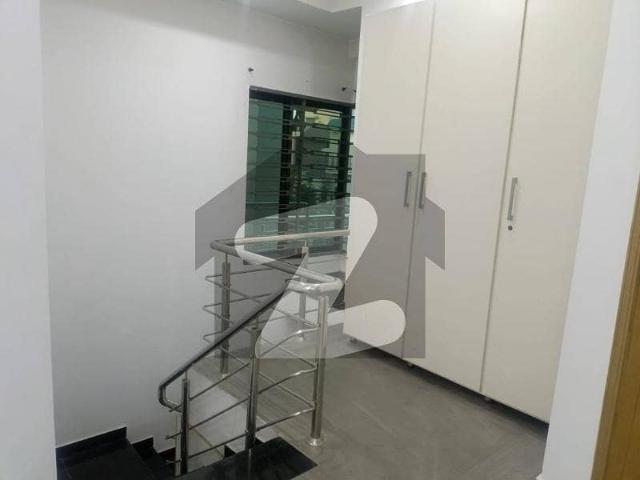 10 Marla Upper Portion in Bahria Town Phase 5 Near To Market