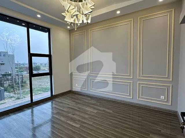 10 Marla Beautiful House Available For Sale Just 1 Mnt Drive From The Main Gate!