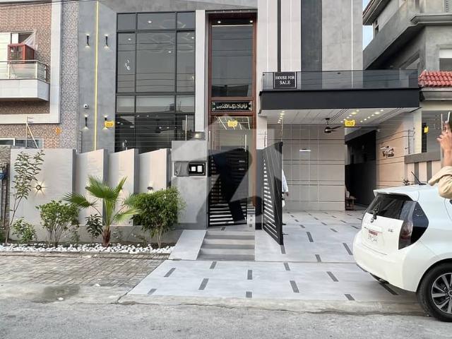 10 Marla Beautiful House For Sale In Central Park Housing Society Lahore