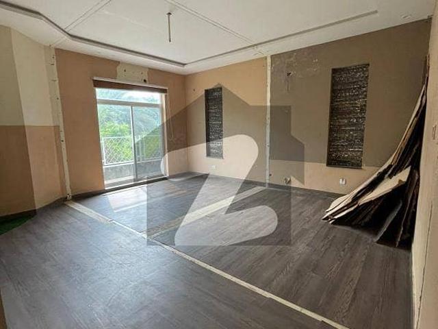 10 Marla Beautiful House Hot Location