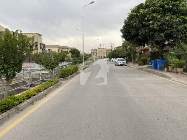 10 Marla Boulevard I Road Supreme Location In Walking Distance From Park Masjid And Commercial
