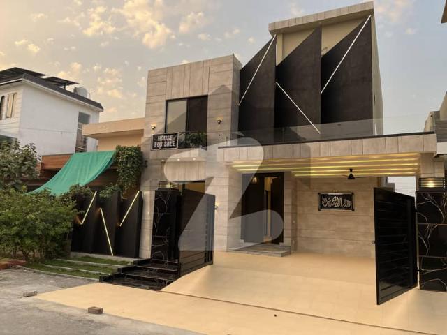 10 Marla Brand New Designer's House For Sale On 80 Feet Road In Central Park Lahore