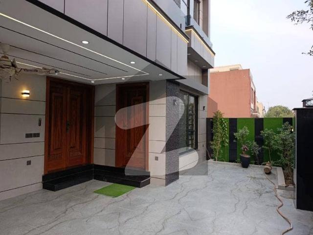 10 Marla Brand New House For Rent In Talha Block Bahria Town Lahore