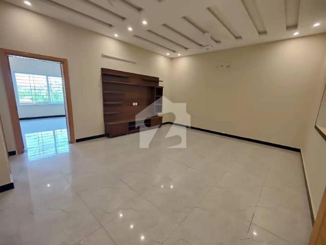 10 Marla Brand New House For Sale