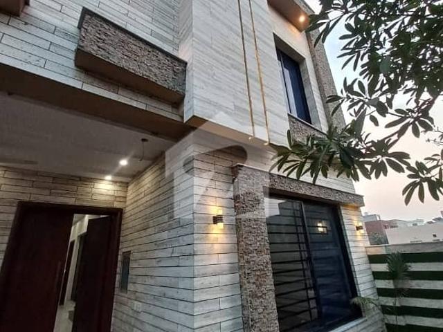 10 Marla Brand new house For sale