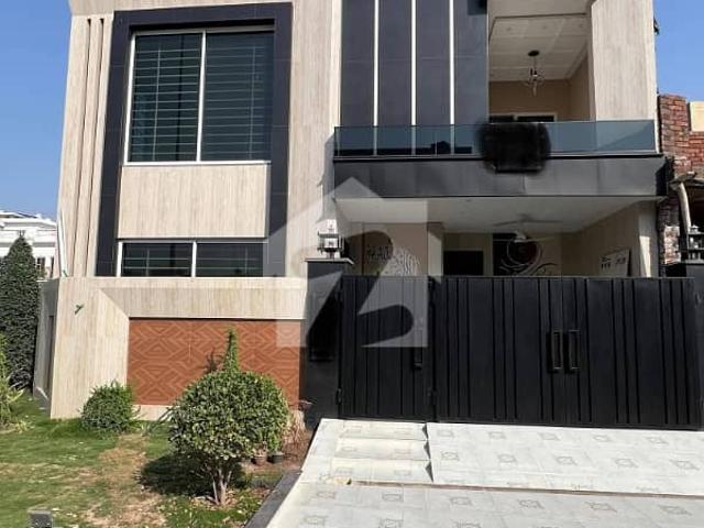 10 Marla Brand New Luxury House Available For Rent